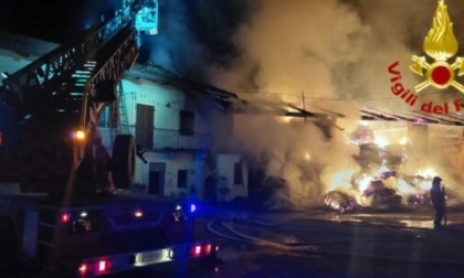 Vasto incendio in una cascina in centro a Saluzzo
