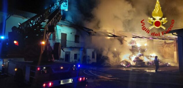 Vasto incendio in una cascina in centro a Saluzzo