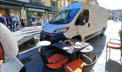 Furgone senza conducente si schianta su un dehors in centro