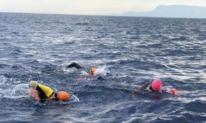 Attraversano lo Stretto di Messina Impresa dei nuotatori dell’Infernotto