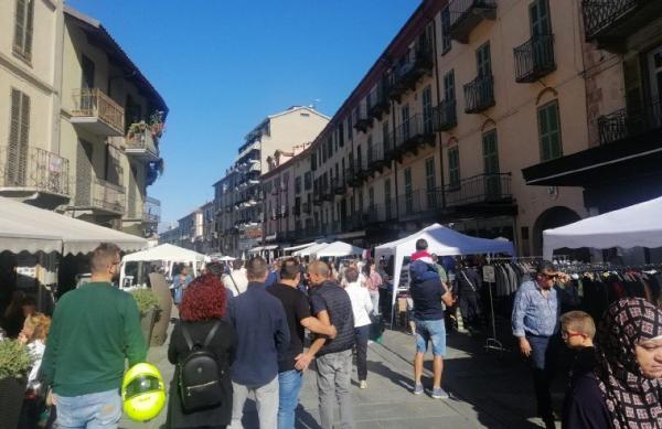 Negozi in strada ancora più ricca: spettacoli, hobbisty e parrucchieri