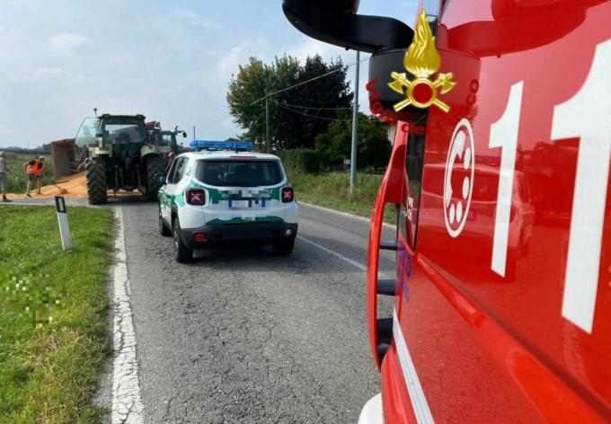 Rimorchio si ribalta sulla Provinciale a San Giuseppe di Busca