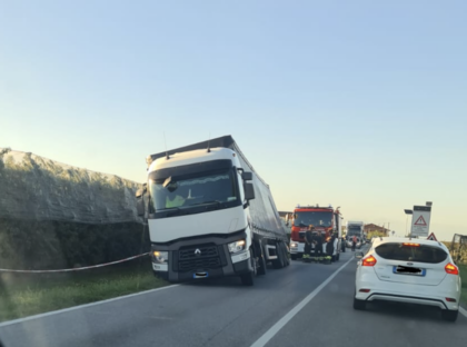 TIR fuori strada a Verzuolo: circolazione in tilt