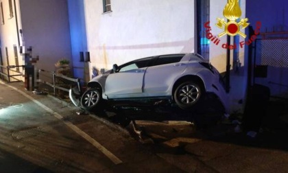 Auto abbatte le barriere di via Santuario a Moretta