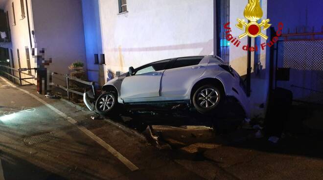 Auto abbatte le barriere di via Santuario a Moretta
