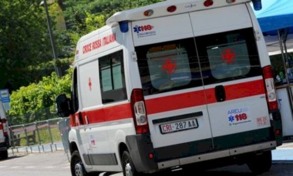 Incidente in centro a Cardè: auto si ribalta