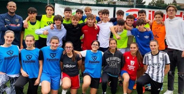 Gli allievi del liceo sportivo alla Scuola calcio