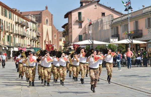 I bersaglieri pronti per la sfilata a Genola
