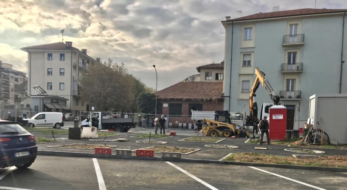 Rimossi gli aceri in Piazza Battaglione Alpini: la polemica sui social