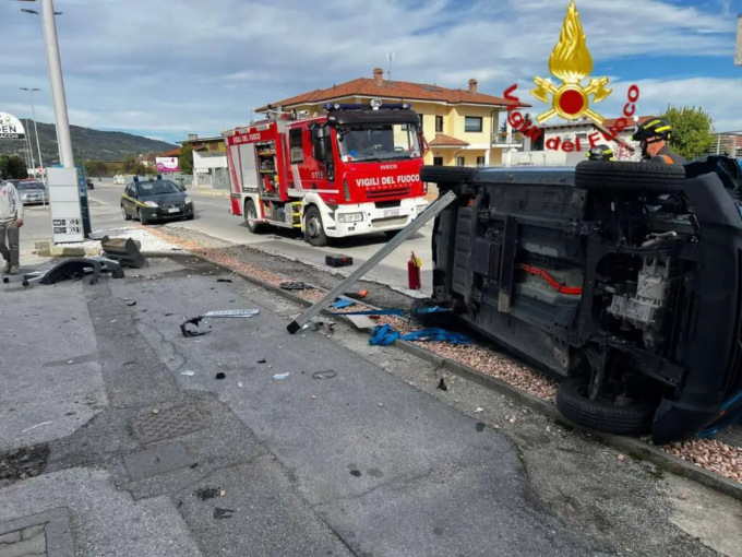 Auto elettrica si ribalta a Busca