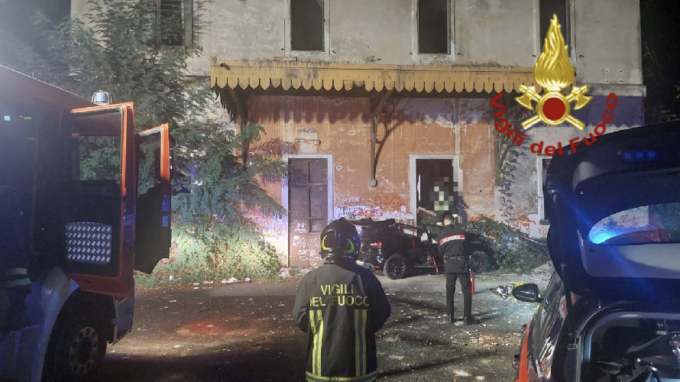 Auto si schianta contro l’ex stazione a Villafalletto