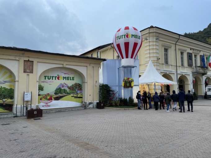 Tuttomele è inizata, l’evento è decollato. Attesa per Cirio martedì