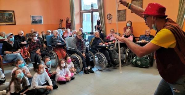 Giovani e anziani a bocca aperta per la magia