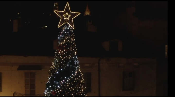 Il Natale arriva sabato pomeriggio con l’accensione di luci e albero