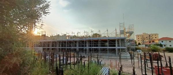 La scuola si “arrampica”: a Costigliole, il cantiere arriva al tetto