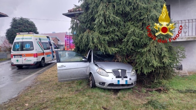 Auto fuoristrada a Verzuolo, conducente in ospedale