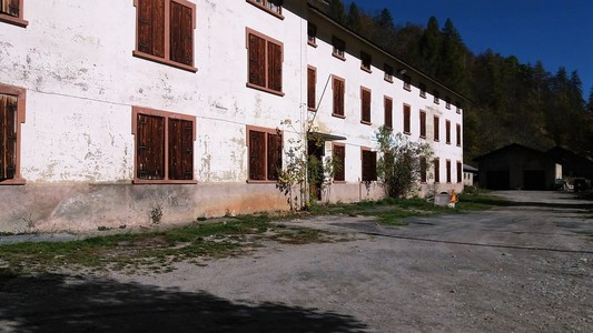 Volano le lamiere dell’ex “Mater Dei”