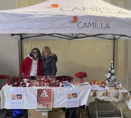 L’abbraccio a Camilla con l’associazione ai mercatini di Barge