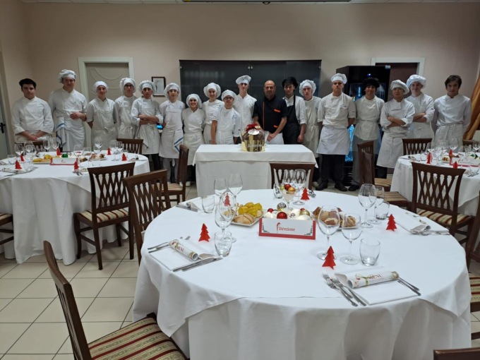 La cena è cucinata e servita dai ragazzi dell’Alberghiero