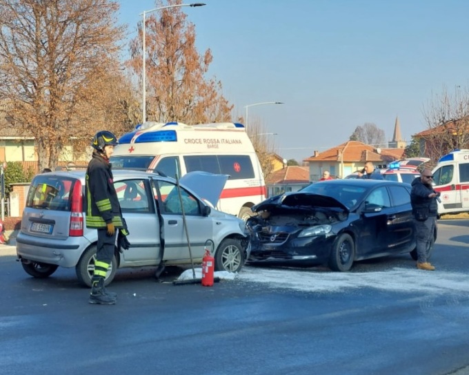 Frontale in via Cave a Bagnolo: molto spavento tra i passeggeri