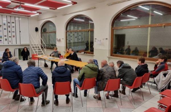 Volontari al lavoro per il presepe vivente da kolossal