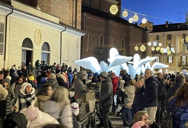 Saluzzo accende le luci e l’albero Venerdì i Mercatini dell’Avvento
