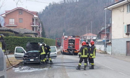 Auto in fiamme a Barge in viale Mazzini