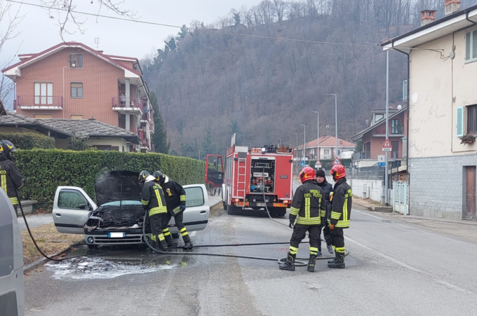 Auto in fiamme a Barge in viale Mazzini