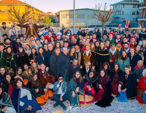 Domenica carri, banda e majorettes per le strade di Busca
