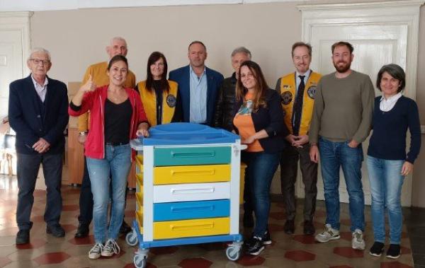 Un carrello dai Lions alla Casa di riposo Uberti