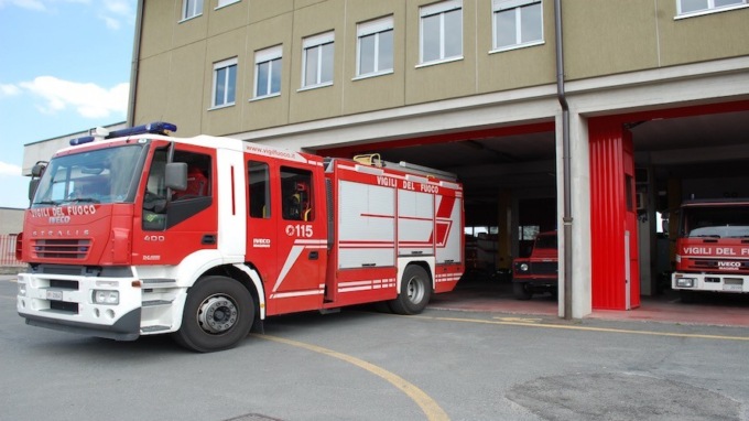 Auto va a fuoco in via della Resistenza a Saluzzo