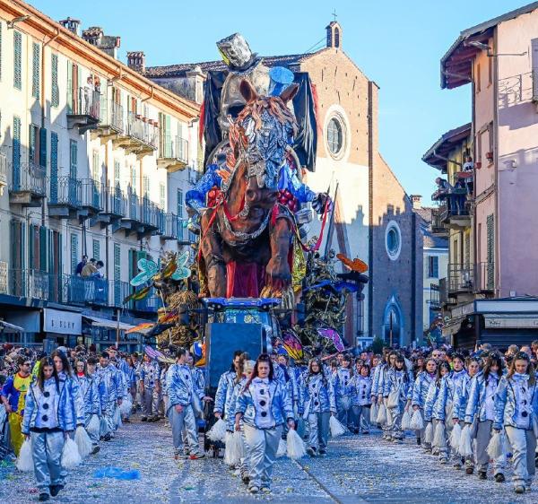 In migliaia alla sfilata saluzzese Applausi per i gruppi e i carri