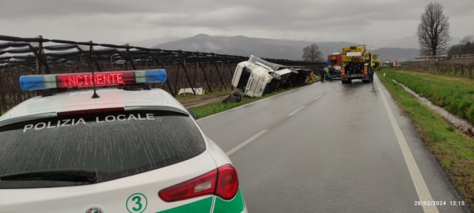 Incidente: Tir in un fosso tra Cavour e Campiglione