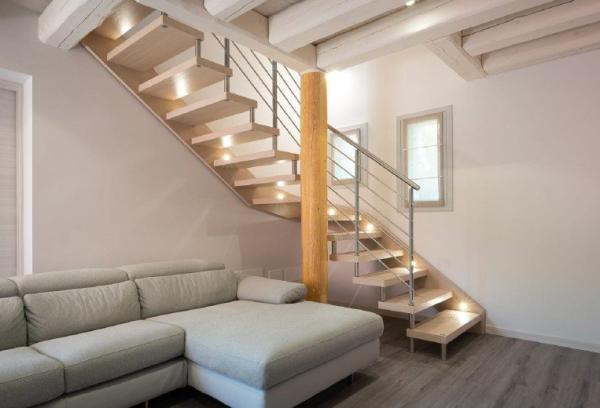 Acciaio e legno pregiato per la tua scala interna