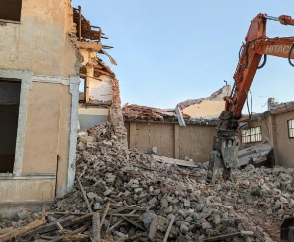 Monsola, abbattuta la vecchia scuola