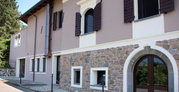 I colori di porte e finestre seguono lo stile della casa