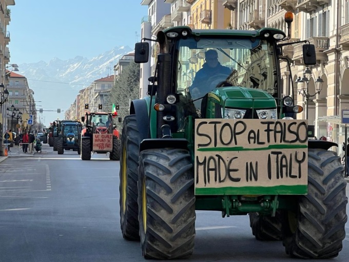 Esplode la rabbia degli agricoltori manifestazioni, blocchi, cortei
