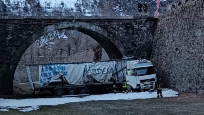 TIR crolla da un ponte a Vinadio: illeso il conducente