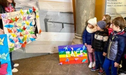 Mille origami a forma di gru invadono il municipio di Saluzzo