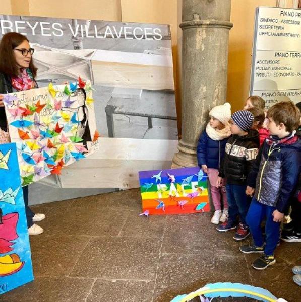 Mille origami a forma di gru invadono il municipio di Saluzzo