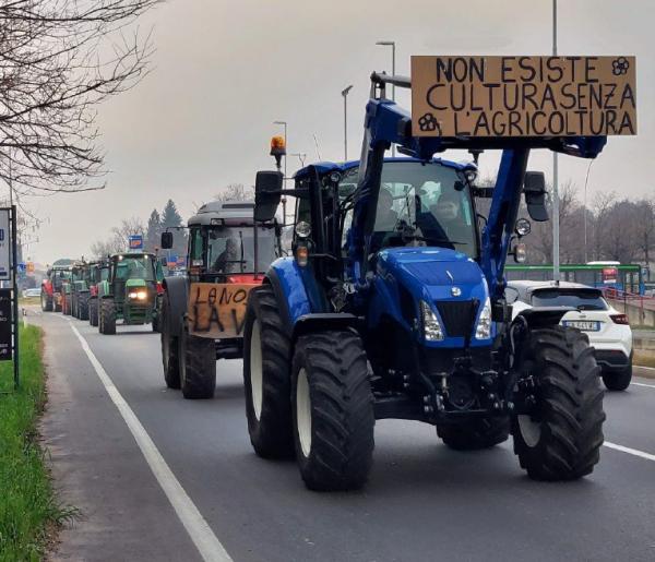 La protesta dei trattori a Saluzzo Giovedì invasione al Foro boario