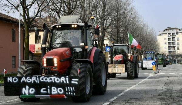 Mele gratis per protesta 150 trattori al Foro boario