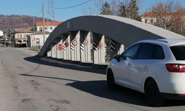 Ponte da abbattere e ricostruire Paesana si interroga