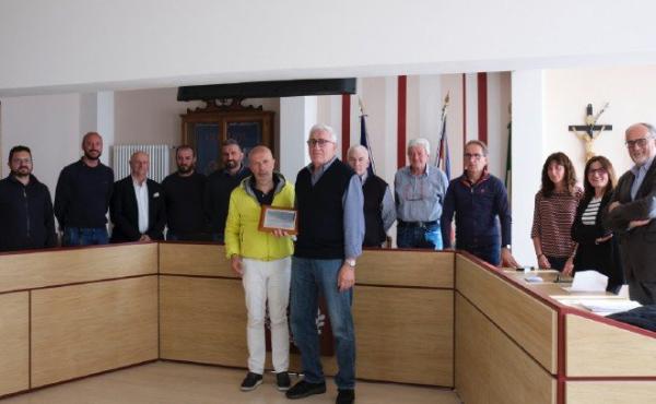 Premiato Armando, capo Aib. Una targa al volontario di Rossana