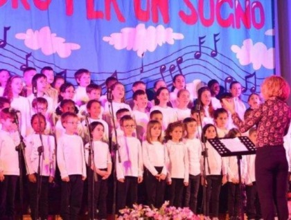 Duemila voci bianche incantano Busca