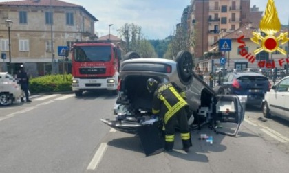 Auto capovolta in corso 4 Novembre a Saluzzo: ferito il conducente