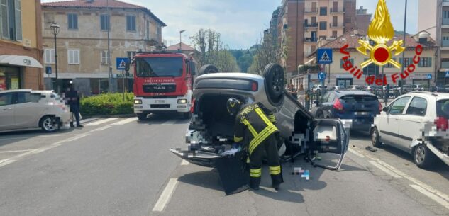 Auto capovolta in corso 4 Novembre a Saluzzo: ferito il conducente