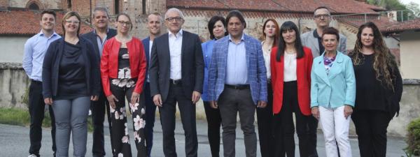 Dal “cher” ironia sui parcheggi della bocciofila e plauso al parroco