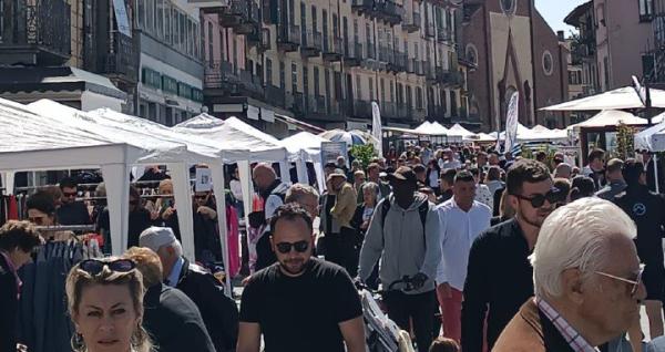 Weekend di eventi Antiquariato, motori negozi in strada e cani