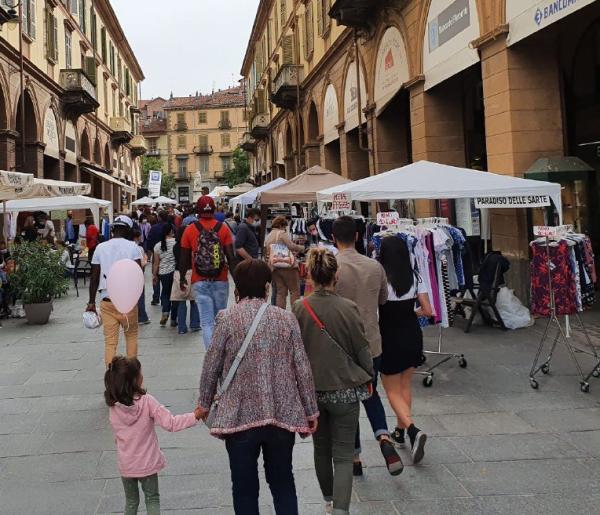 Torna la domenica di shopping in centro con “Negozi in strada”